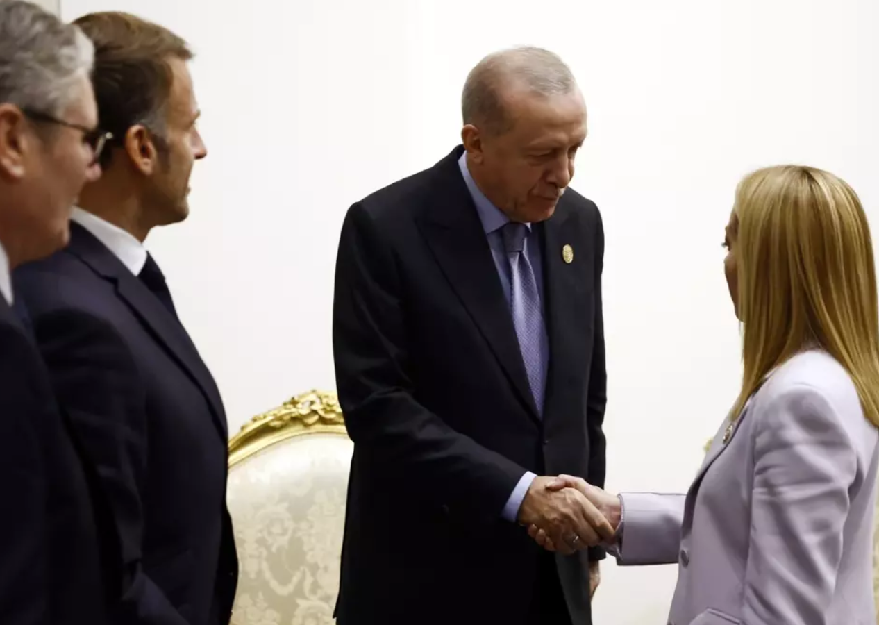 Dünya basını Erdoğan'ın Meloni'ye sigara uyarısını konuşuyor! Geniş yankı buldu!