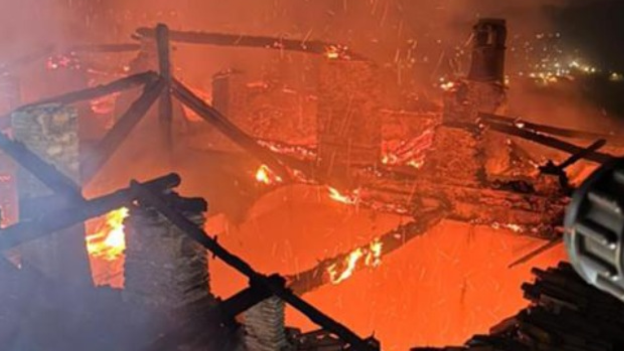 Rahibeler canını zor kurtardı! 400 yıllık miras kül oldu! İtalya’da tarihi manastır alevlere teslim!
