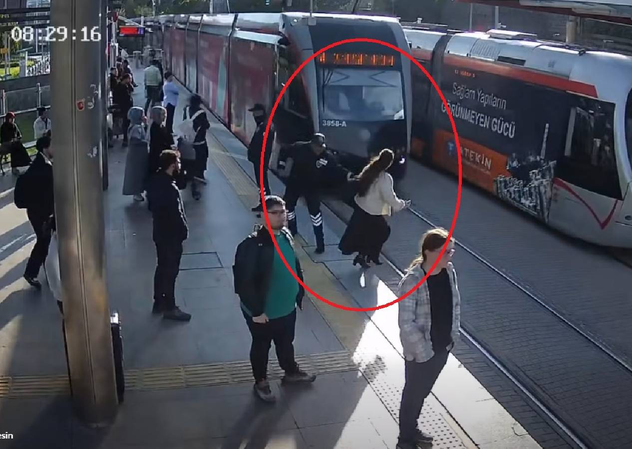 Saniyelerle kurtuluş... Kulaklığı takılıydı! Tramvayın önüne böyle atladı, güvenlik son anda kurtardı