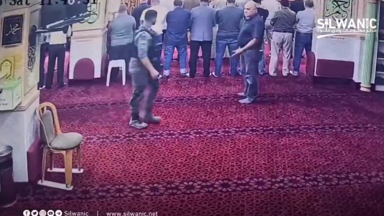 Kudüs'te Siyonist baskın! İsrail polisi camiye postallarla girip namaz kılan Filistinlileri gözaltına aldı