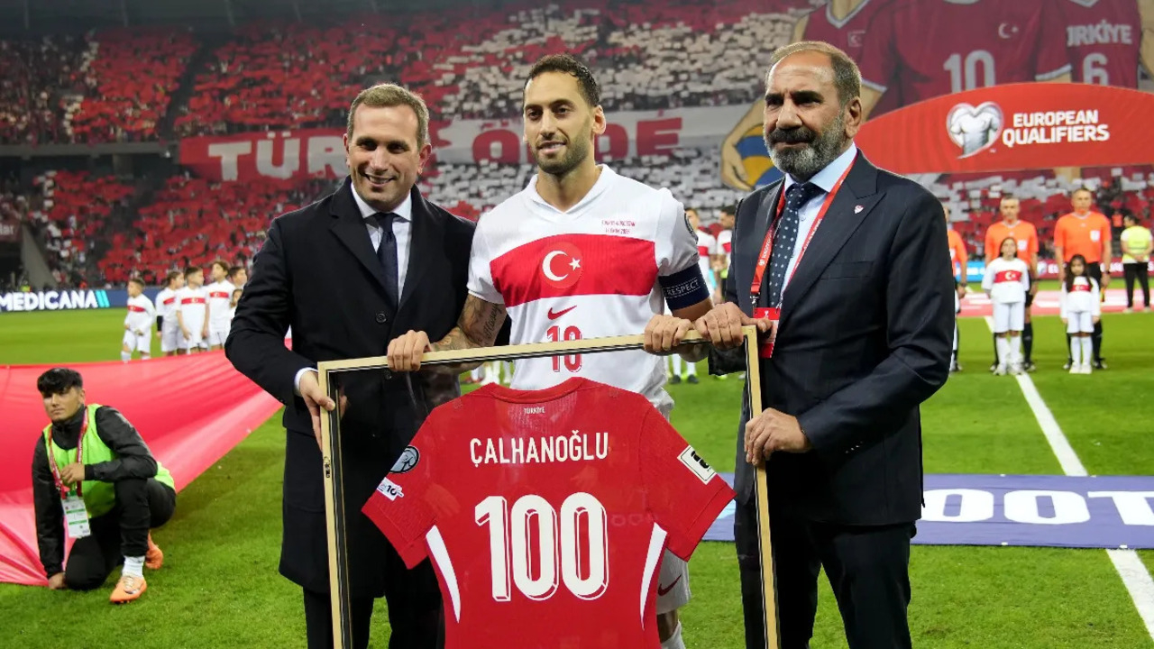 A Milli Futbol Takımı'nda 100. maçına çıkan Hakan Çalhanoğlu’na plaket