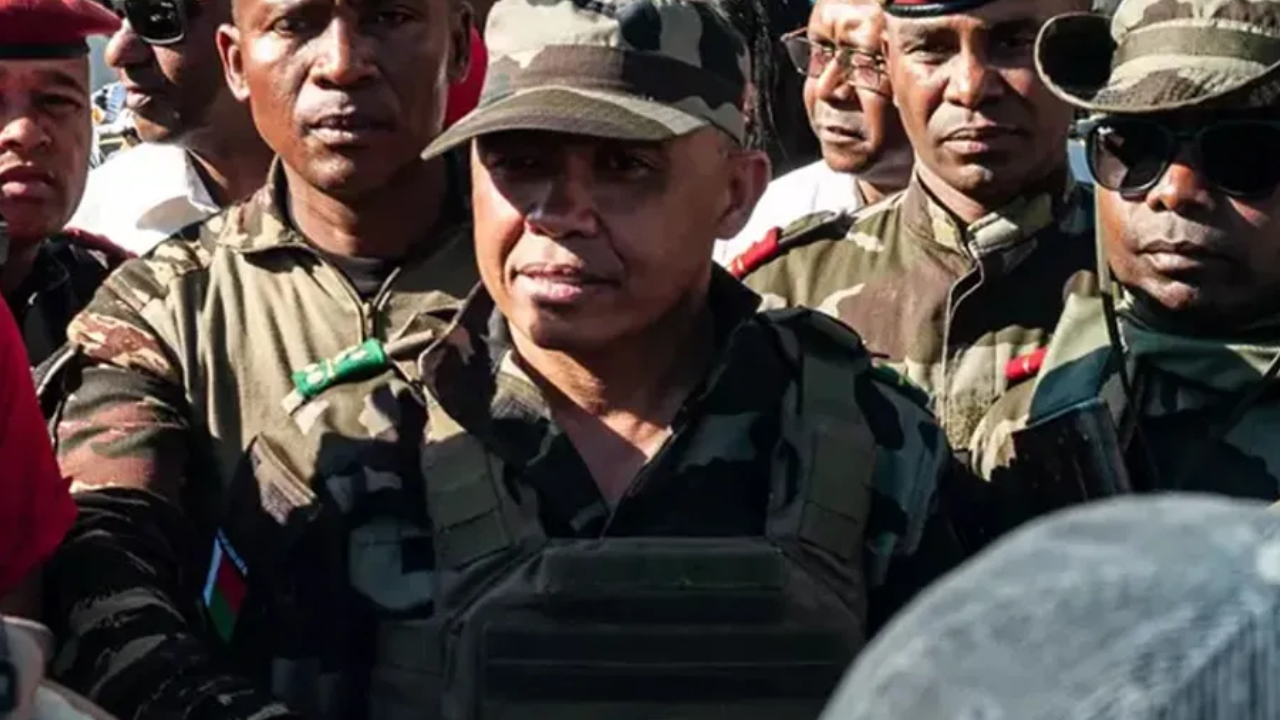 Cumhurbaşkanı ülkeden kaçtı! Madagaskar’da ordu yönetime el koydu