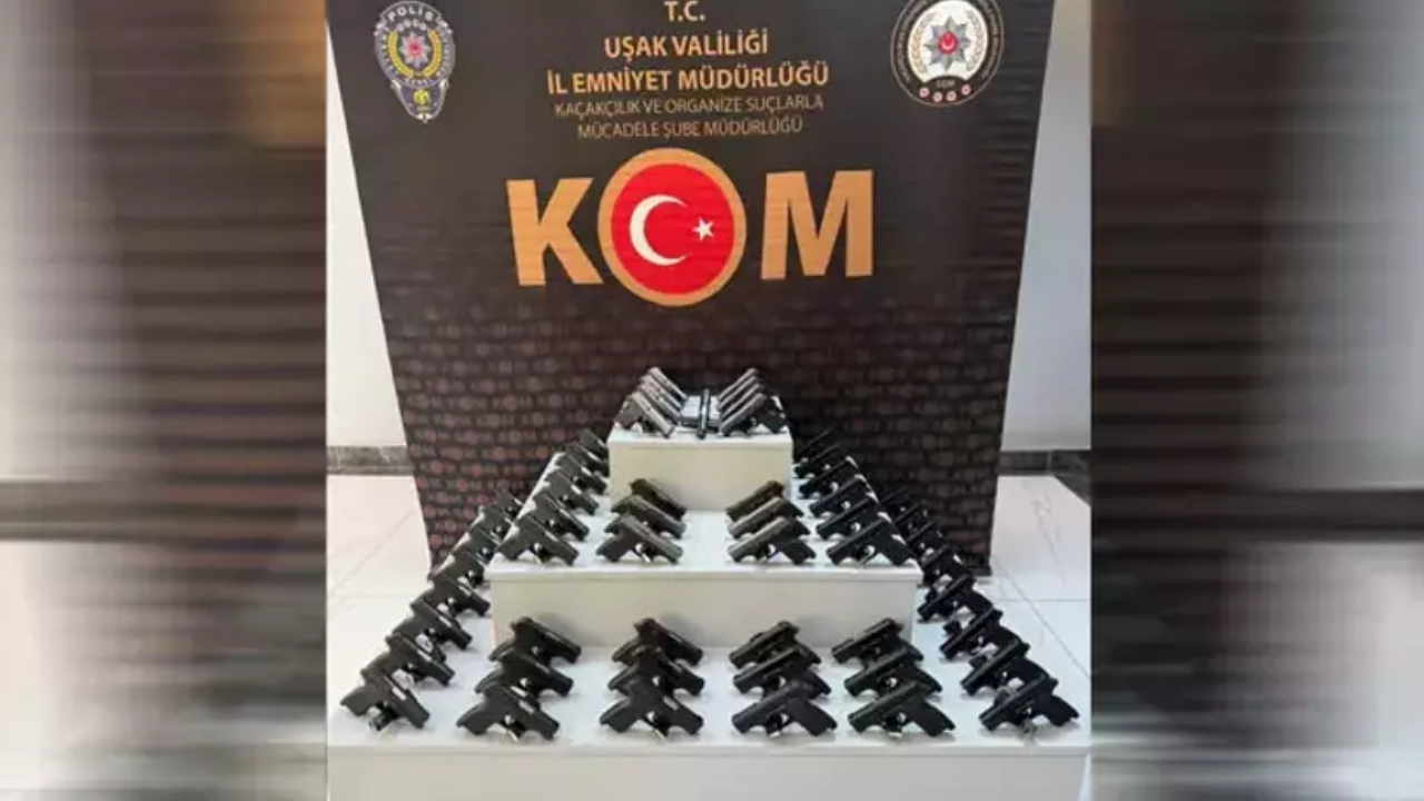 Uşak’ta polisi şaşkına çeviren olay! Otobüste 55 ruhsatsız tabanca ele geçirildi