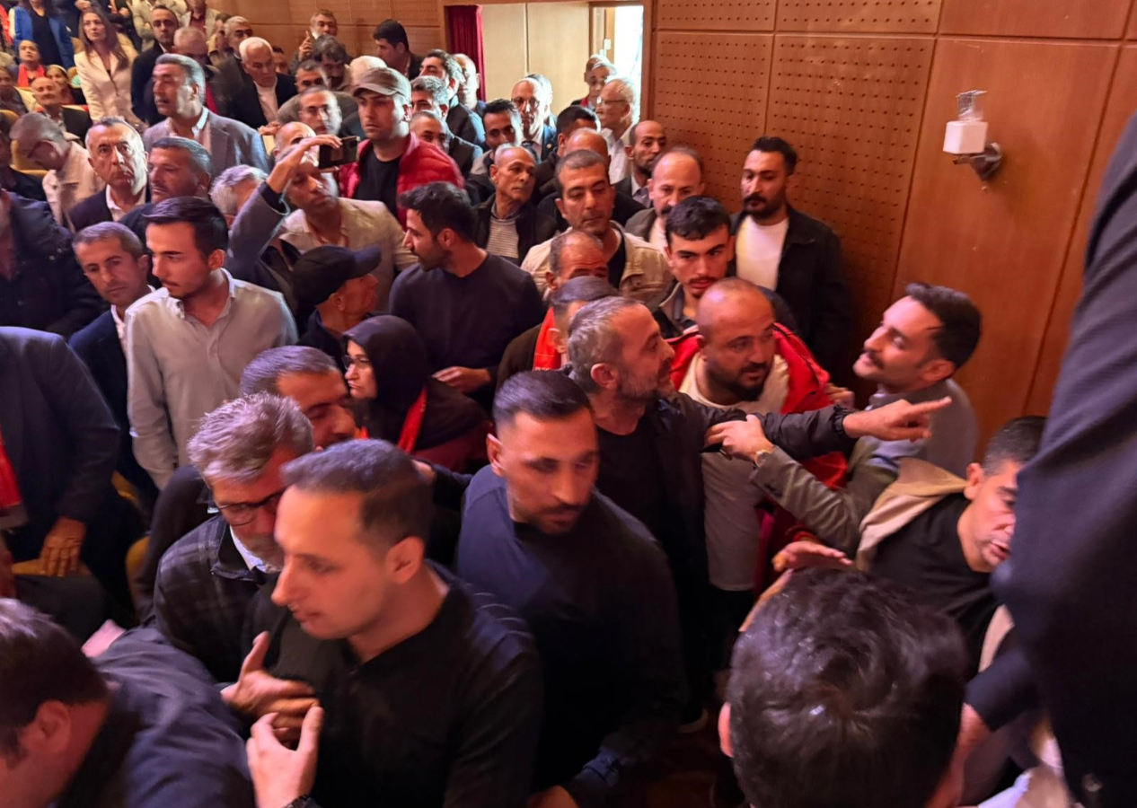 CHP’de olaysız gün yok! Malatya Kongresi’nde yumruklar havada uçuştu: Çevik kuvvet zor ayırdı