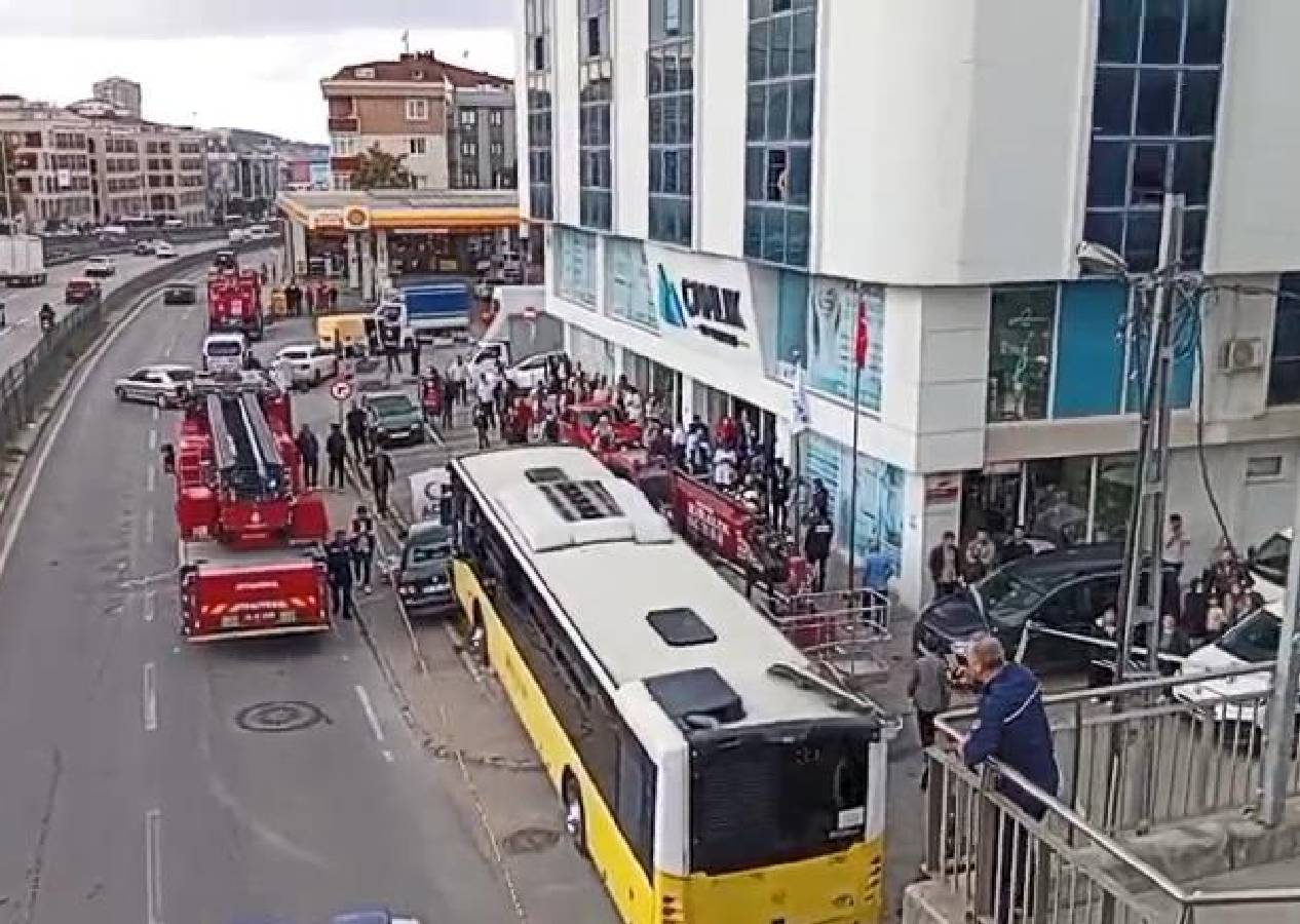 İstanbul’da feci kaza! İETT otobüsü durağa daldı: Yaralılar var