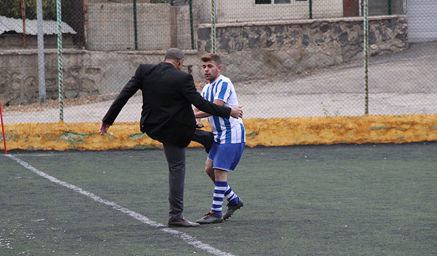 Kulüp başkanı futbolcusunu tekmeledi!