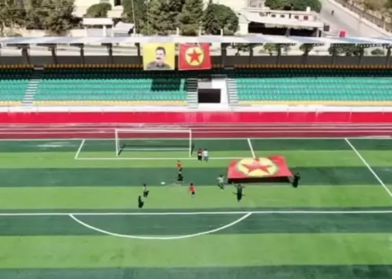 Terör örgütü sporu da propaganda aracına çevirdi! PKK’nın Suriye kolu SDG “Rojava Milli Takımı” kurdu... Stadyuma teröristin ismi verildi...