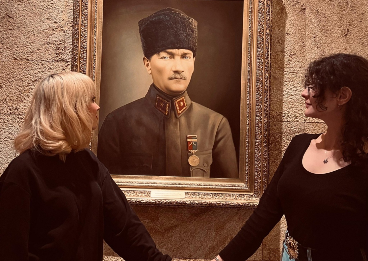 Atatürk fotoğrafı önünde LGBT propagandasına tepki yağdı! “Sapkınlığınıza Atatürk’ü karıştırmayın”