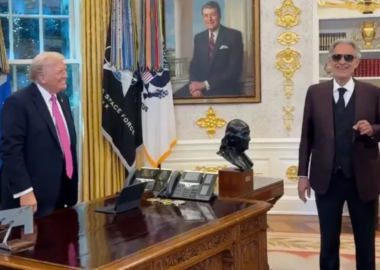Beyaz Saray'da özel buluşma! Zelensky zirvesi öncesi Bocelli Trump'a Oval Ofiste şarkı söyledi!