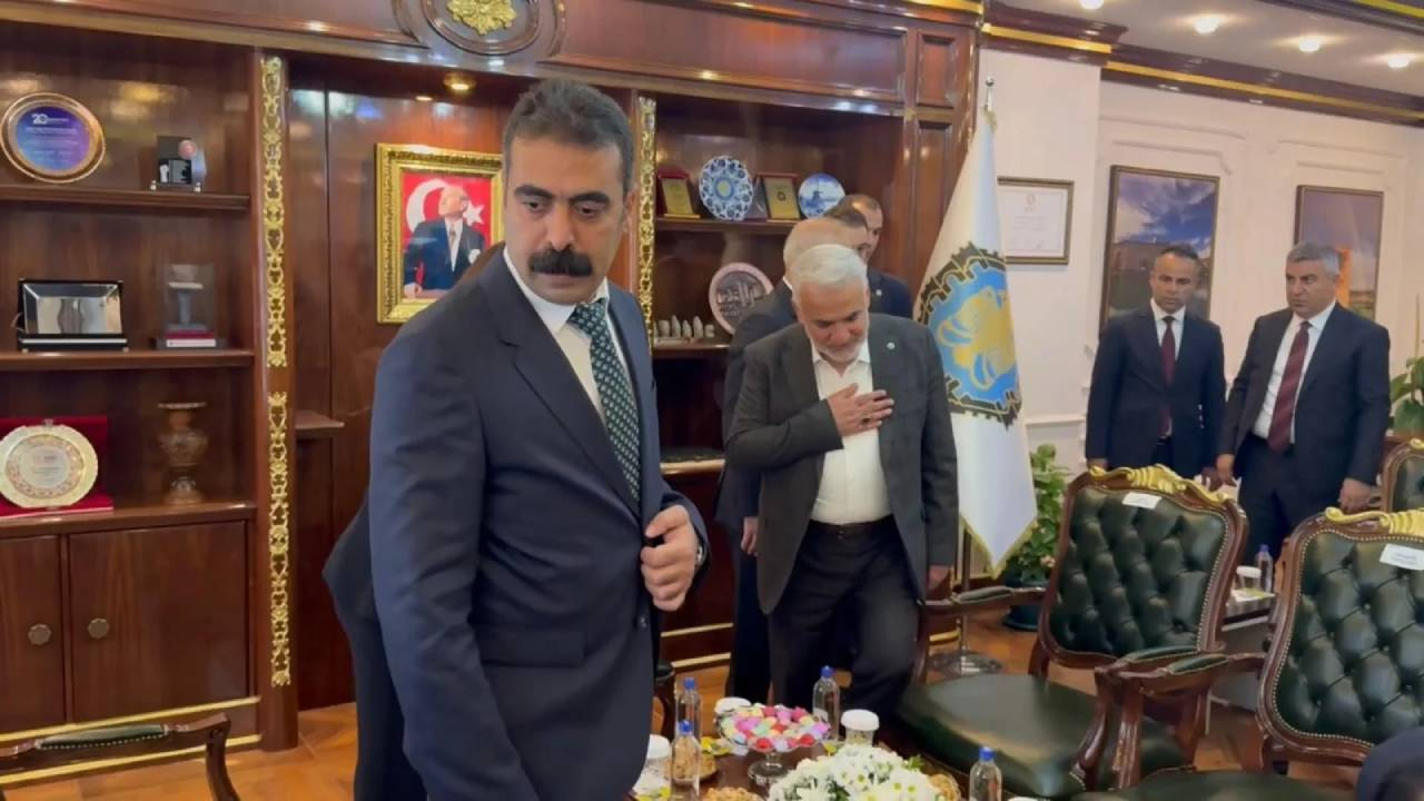 Diyarbakır’da tokalaşma krizi! HÜDA-PAR ve DEM Parti arasında soğuk resepsiyon dikkat çekti
