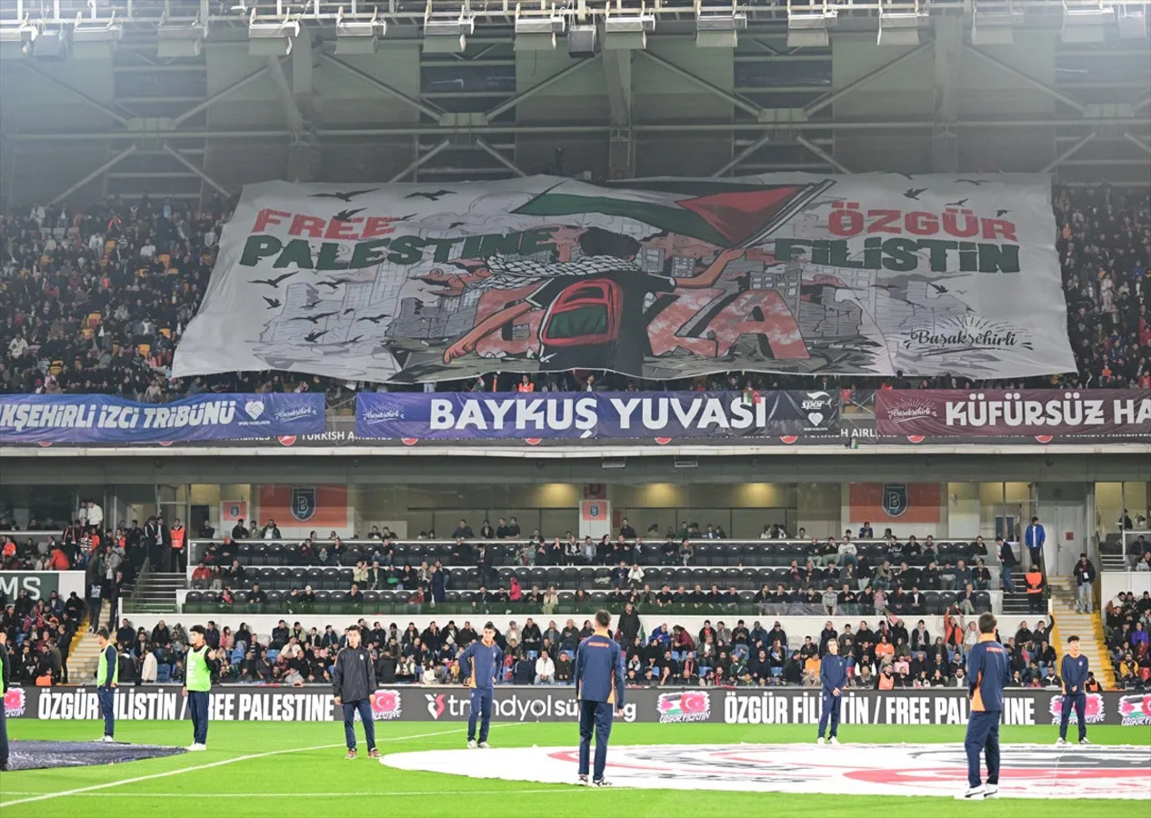 Başakşehir - Galatasaray maçında taraftarlar Filistin'i unutmadı