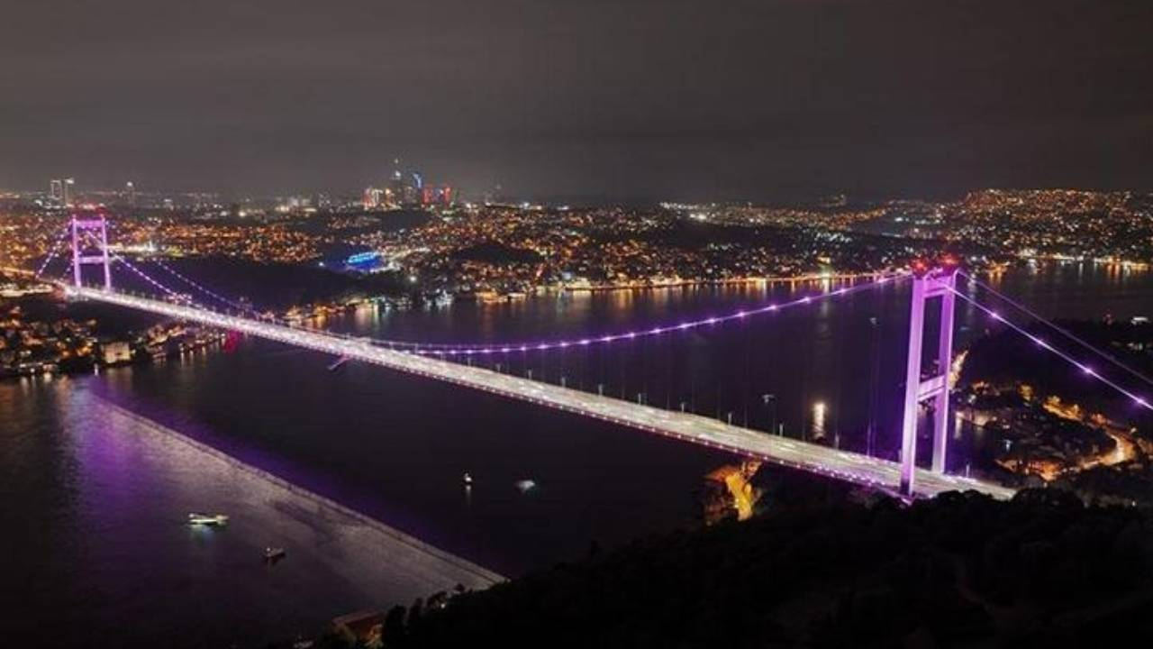 İstanbul’un köprüleri pembe ışıkla aydınlandı!