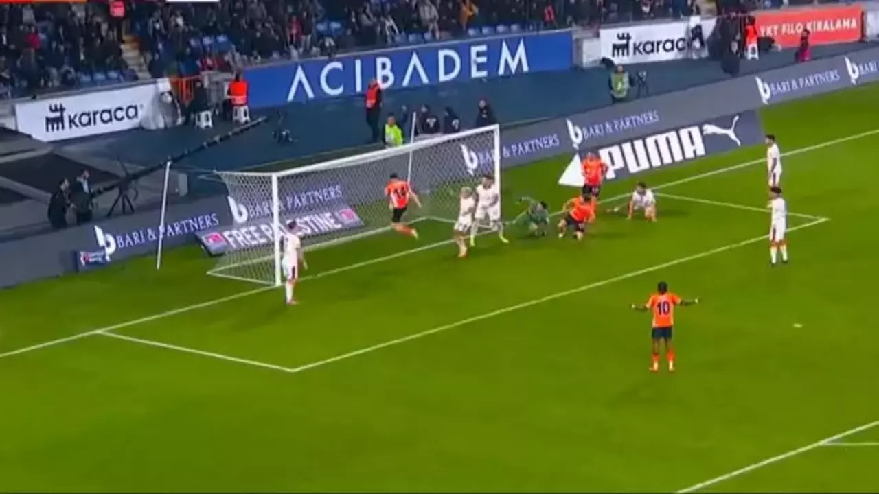 Başakşehir - Galatasaray maçında geceye damga vuran pozisyon! Gol 4 dakika incelenip iptal edildi!