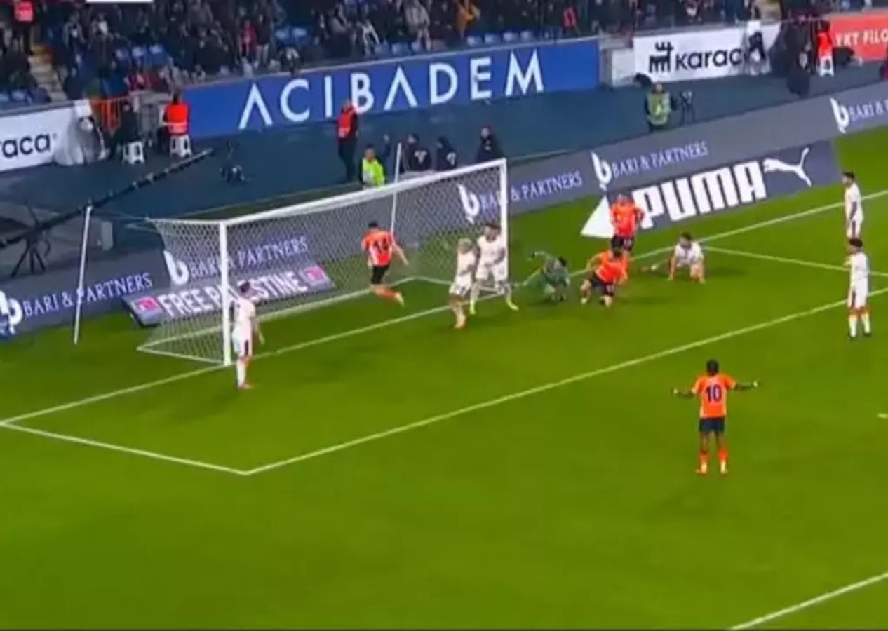 Başakşehir - Galatasaray maçında geceye damga vuran pozisyon! Gol 4 dakika incelenip iptal edildi!