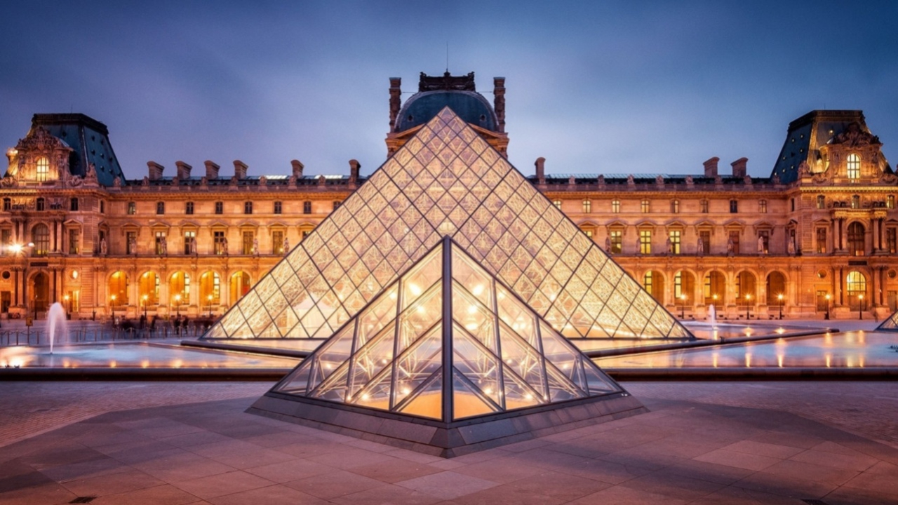 Louvre Müzesi’nde büyük soygun! Napolyon’un 9 değerli mücevheri çalındı
