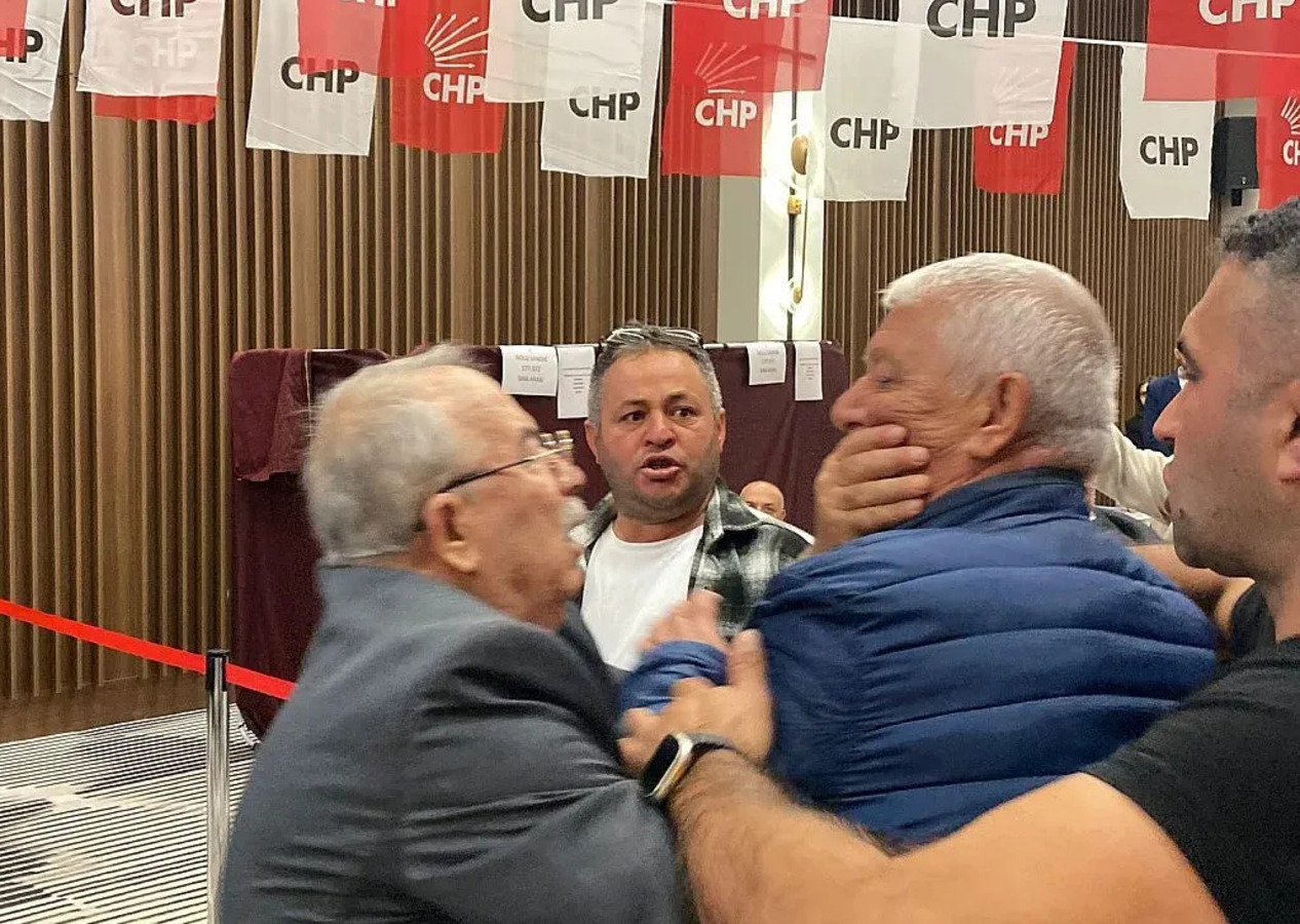 CHP Afyonkarahisar kongresinde arbede: İki grup birbirine girdi!