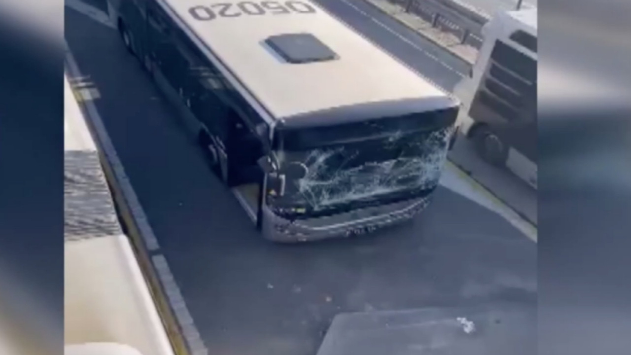 Metrobüs durağında korku dolu anlar! Sefaköy'de iki metrobüs çarpıştı