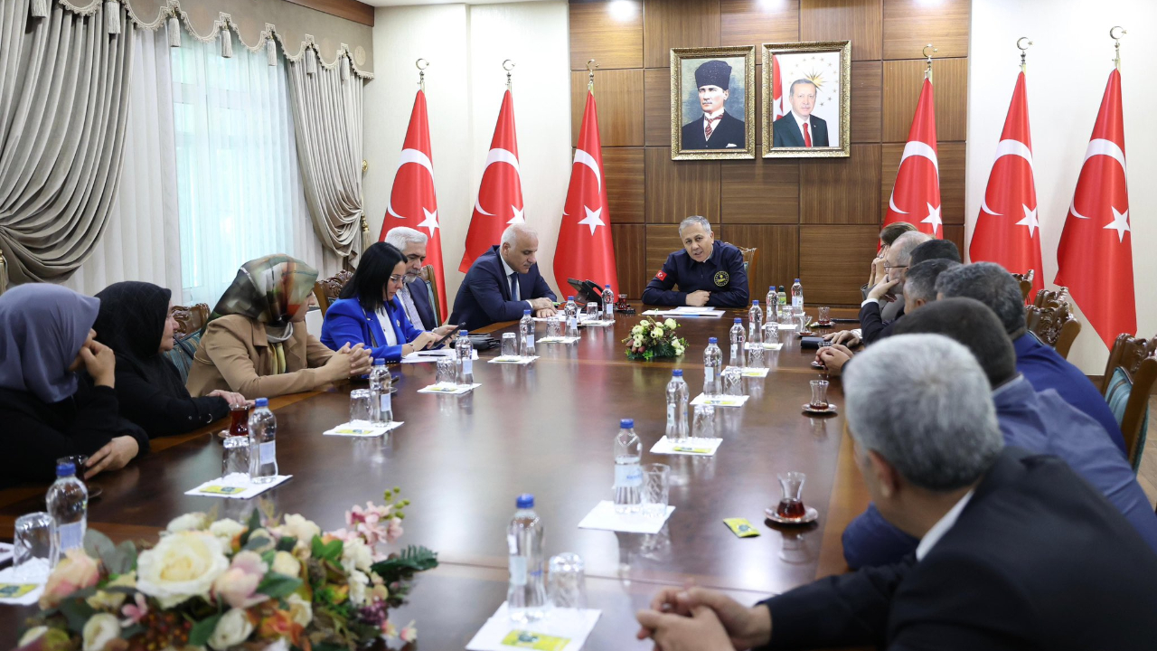 Bakan Yerlikaya, 'Diyarbakır Anneleri' ile bir araya geldi