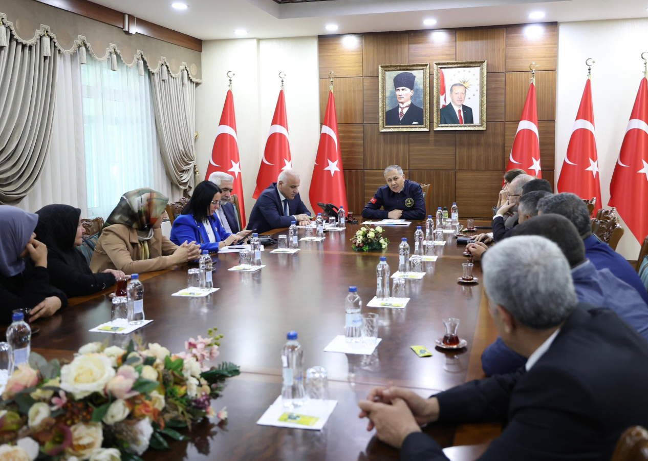 Bakan Yerlikaya, 'Diyarbakır Anneleri' ile bir araya geldi