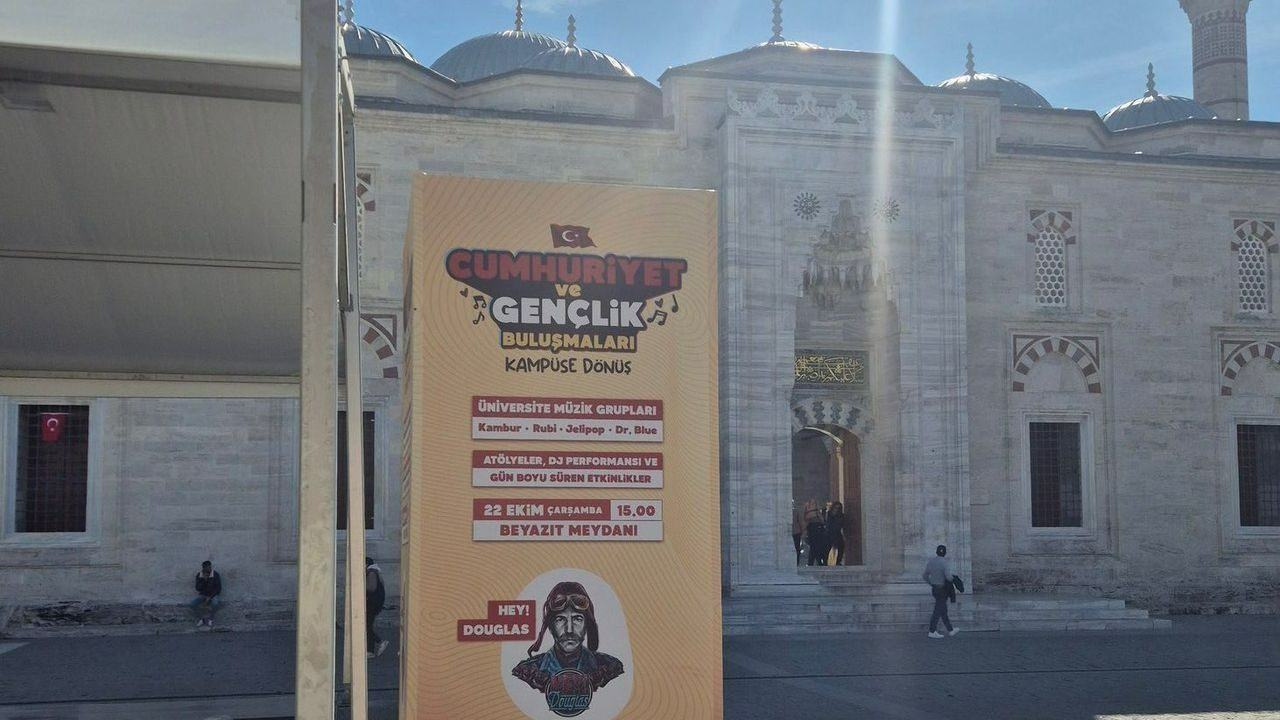 Beyazıt Camii yanında konser tepki çekti! Vatandaşlardan protesto çağrısı