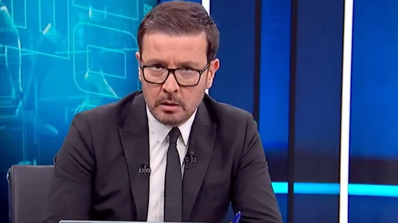 Ersin Düzen'e canlı yayında büyük şok! Fark etmeden küfürlü mesajı okudu