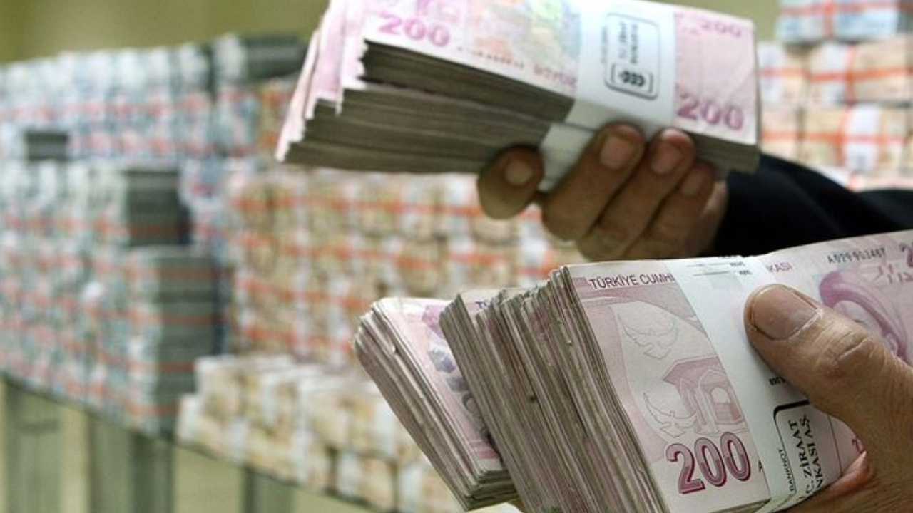 100.000 TL’nin geri getirisi belli oldu! Eline geçen faize yatırıyor