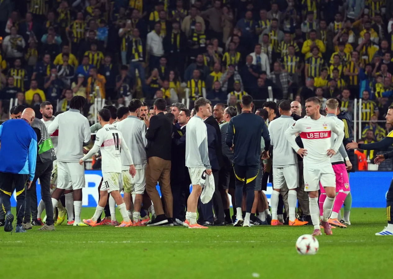 Kadıköy'de maç bitti saha karıştı! İsmail Yüksek ve Deniz Undav kapışması!