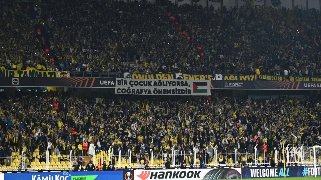 Fenerbahçe taraftarından Filistin için anlamlı pankart