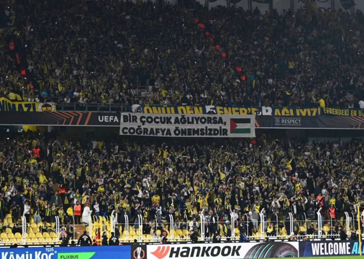Fenerbahçe taraftarından Filistin için anlamlı pankart