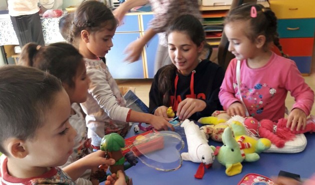 Cep harçlıklarıyla köy okulu ana sınıf öğrencilerini sevindirdiler!