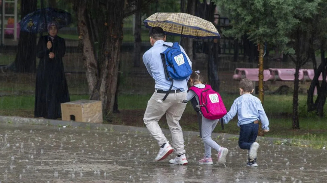 İstanbul’da sağanak alarmı! Okullarda eğitim saat 16.00’dan sonra tatil edildi!