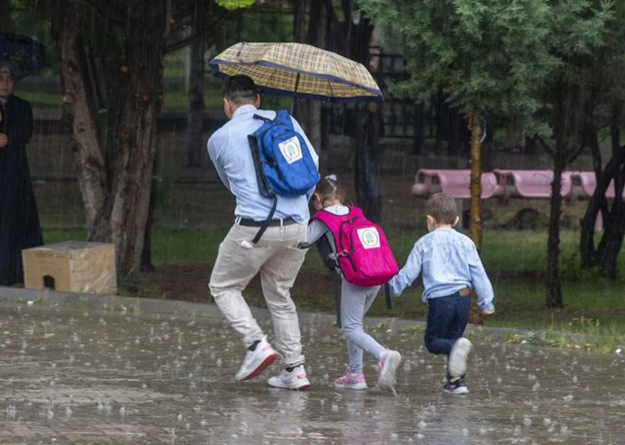 İstanbul’da sağanak alarmı! Okullarda eğitim saat 16.00’dan sonra tatil edildi!