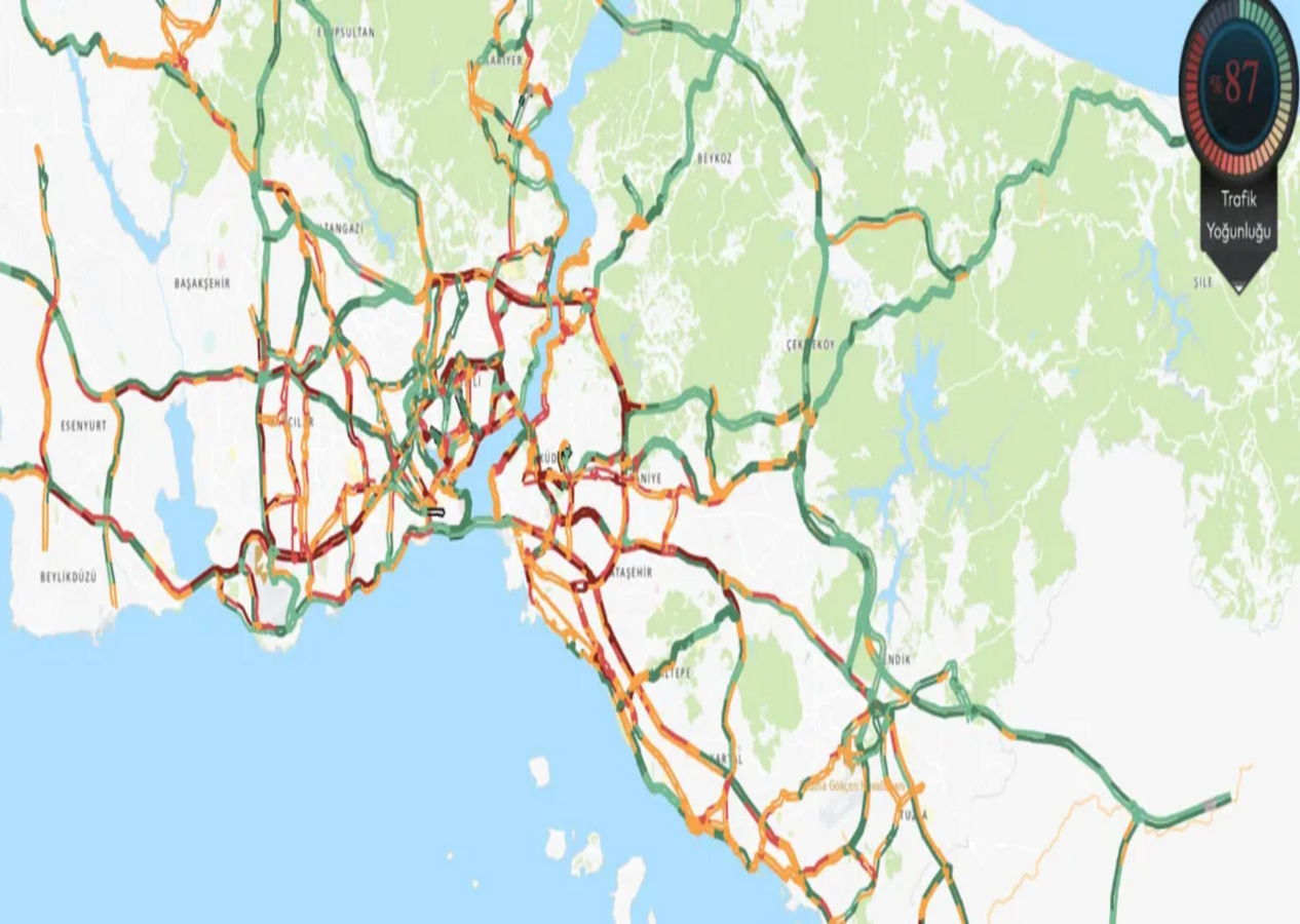 İstanbul'da yağmur trafiği kilitledi, hayatı yine felç etti!