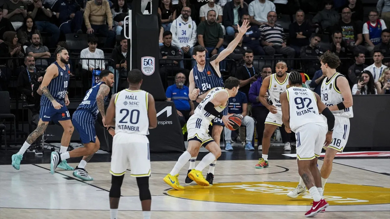 Fenerbahçe Anadolu Efes'i yıktı, EuroLeague'de 3. galibiyetini aldı (Anadolu Efes 69 - 79 Fenerbahçe Beko | Maçın özeti)