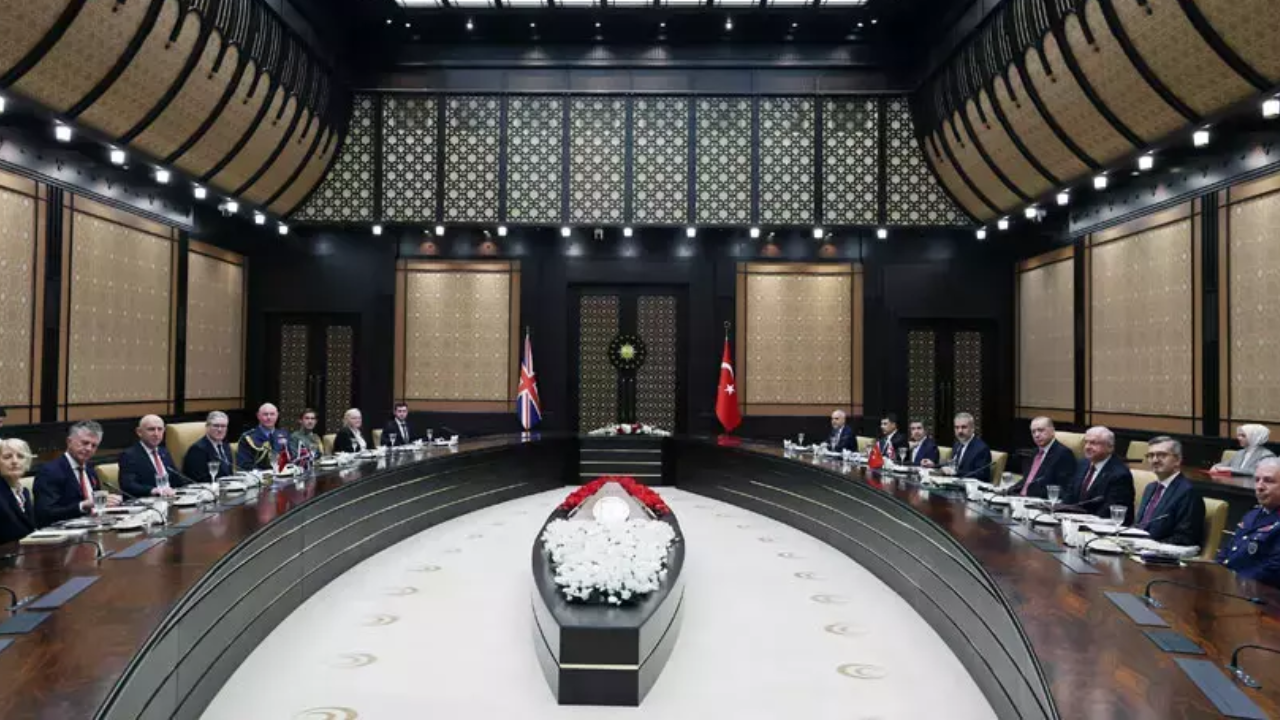 Cumhurbaşkanı Erdoğan’dan kritik görüşme! İngiltere Başbakanı Starmer’la Külliye’de tarihi buluşma