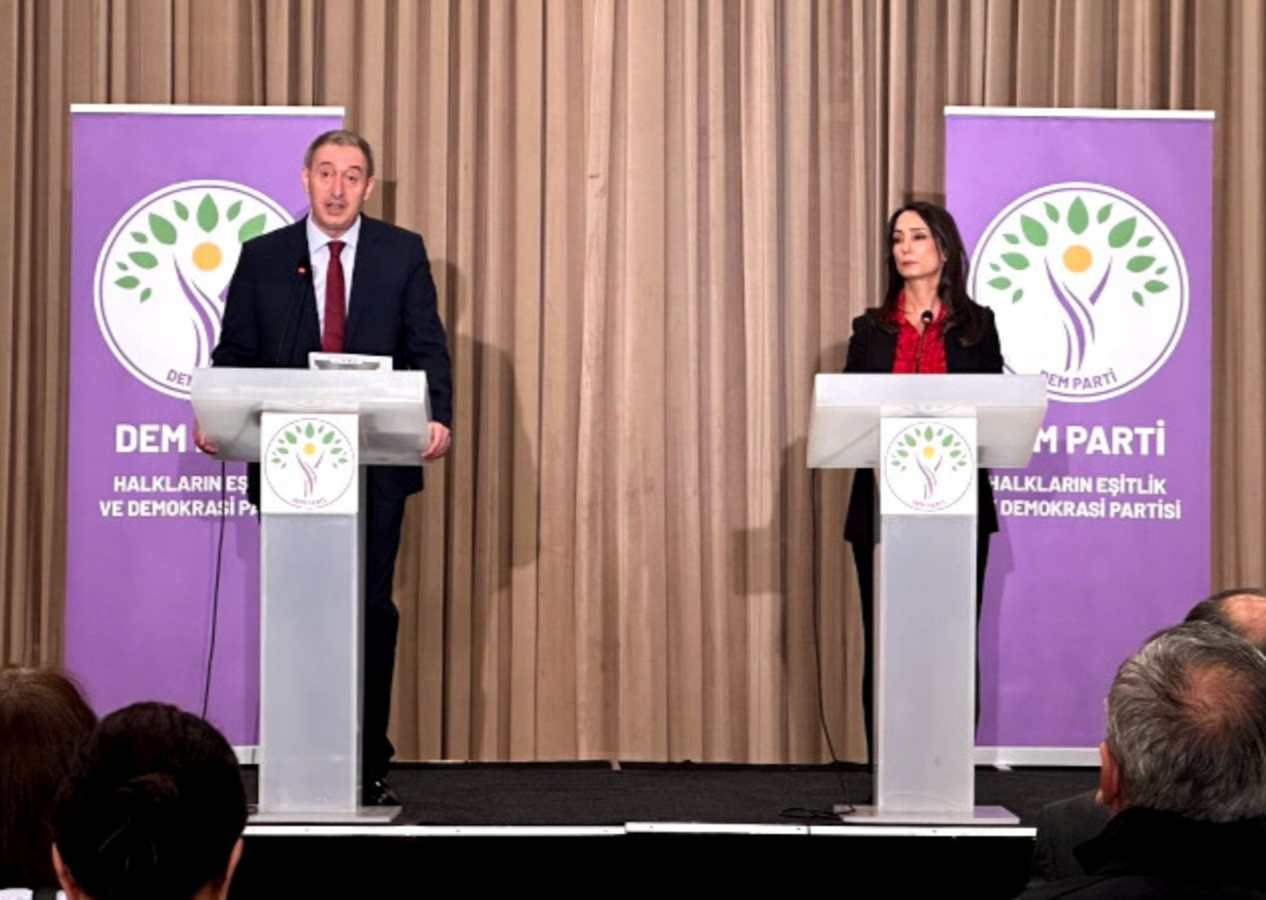 PKK'nın Türkiye'den çekilme kararı sonrası DEM Parti'den ilk açıklama: Barış ve demokratik toplum süreci yeni bir aşamaya girmiştir!