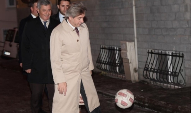 Ahmet Misbah Demircan Cumhurbaşkanı Erdoğan'ın mahallesinde top sektiriyor...