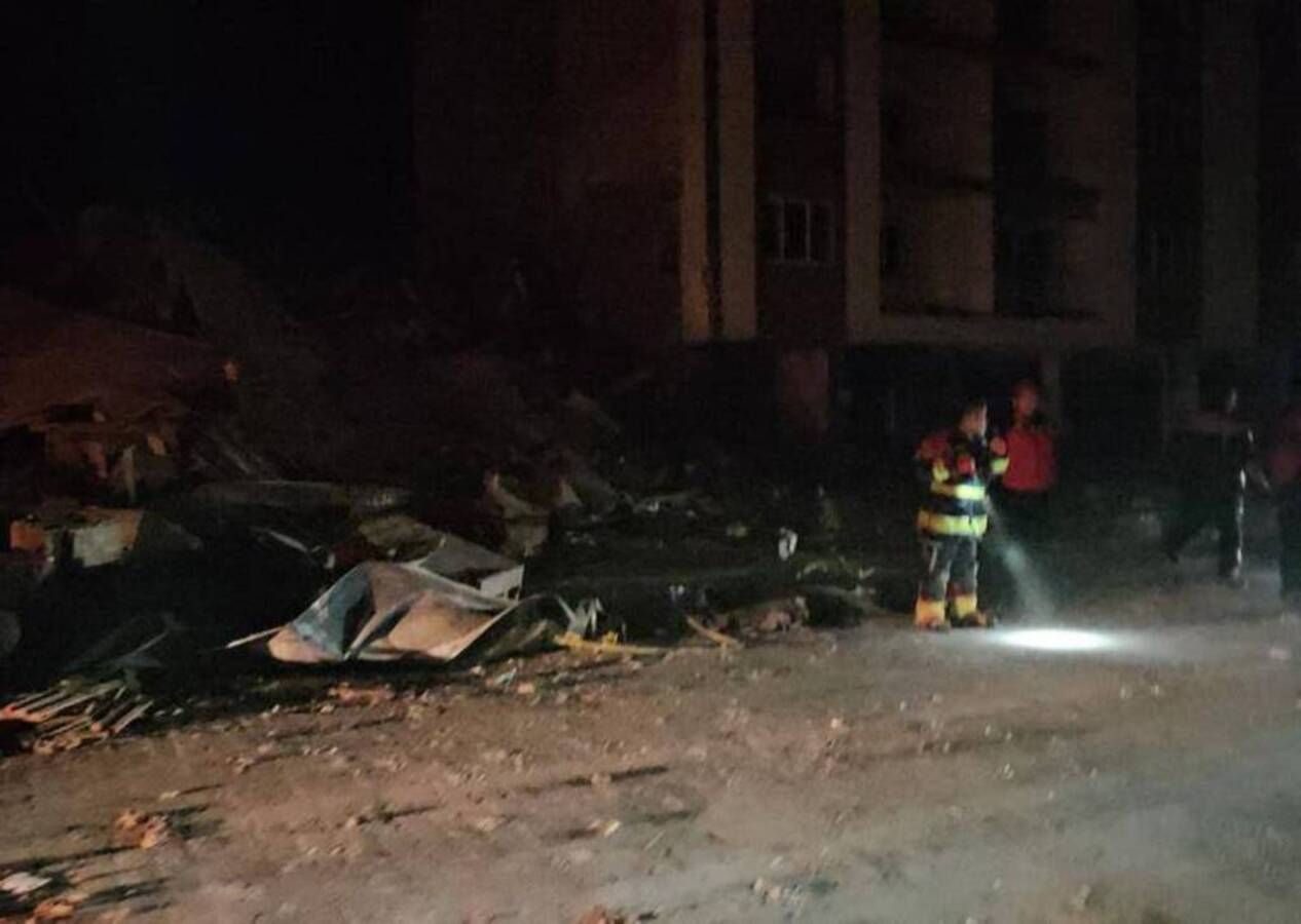 Sındırgı'da yıkılan binalar var! Halk sokağa çıktı!