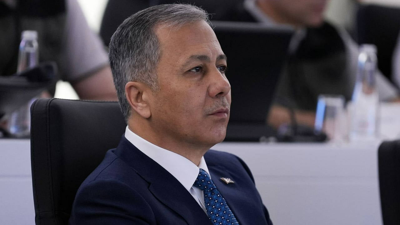 Can kaybı var mı? Bakan Yerlikaya: “3 bina ve 1 dükkan yıkıldı"