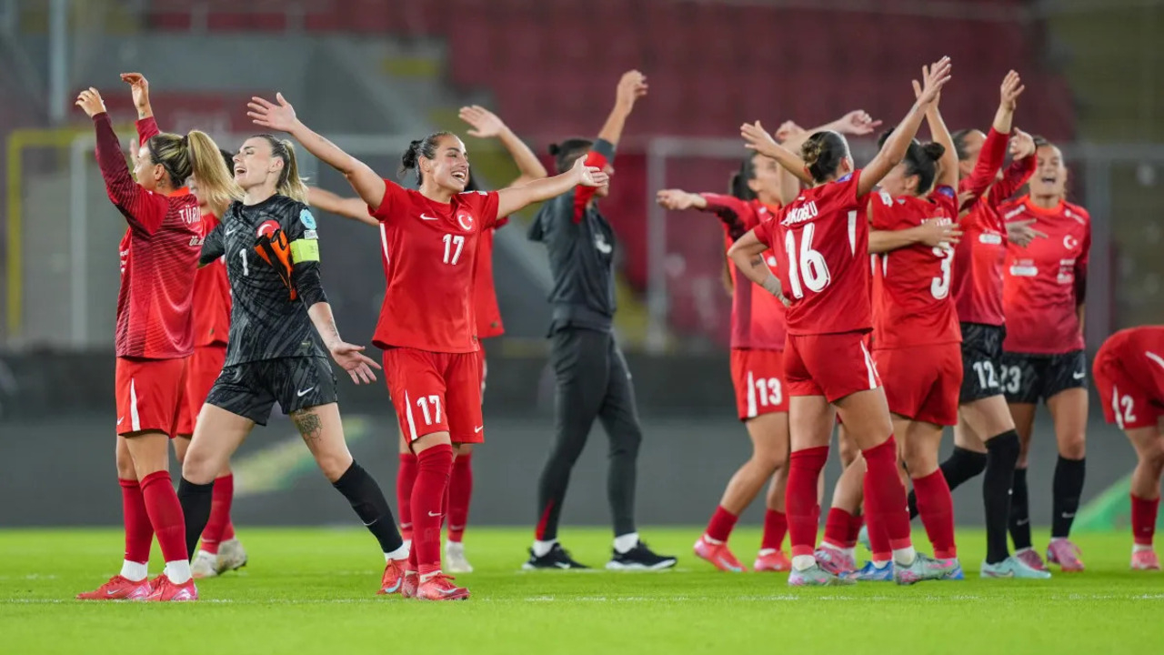 Cumhurbaşkanı Recep Tayyip Erdoğan, A Milli Kadın Futbol Takımı'nı tebrik etti: Bu başarının devamını bekliyorum