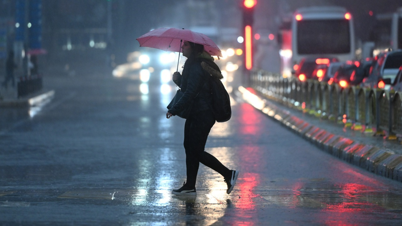 Meteoroloji’den alarm! Bakanlıktan 17 il için uyarı: “Çatılar uçabilir, yollar kapanabilir!"