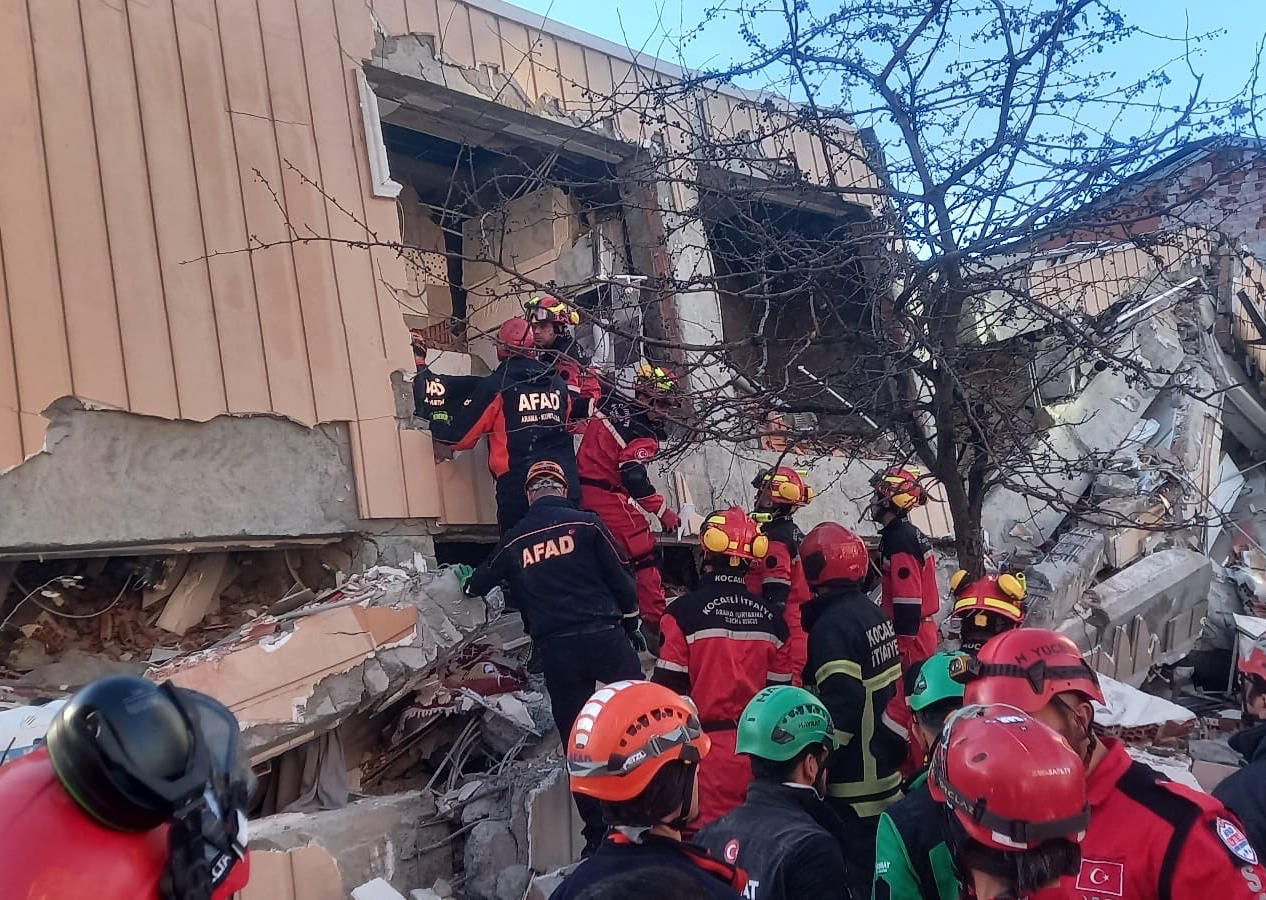 Çalışmalar yoğunlaştı... Gebze'de yıkılan binanın enkazındaki 5 kişilik aile aranıyor! İçişleri Bakanı Ali Yerlikaya son durumu açıkladı