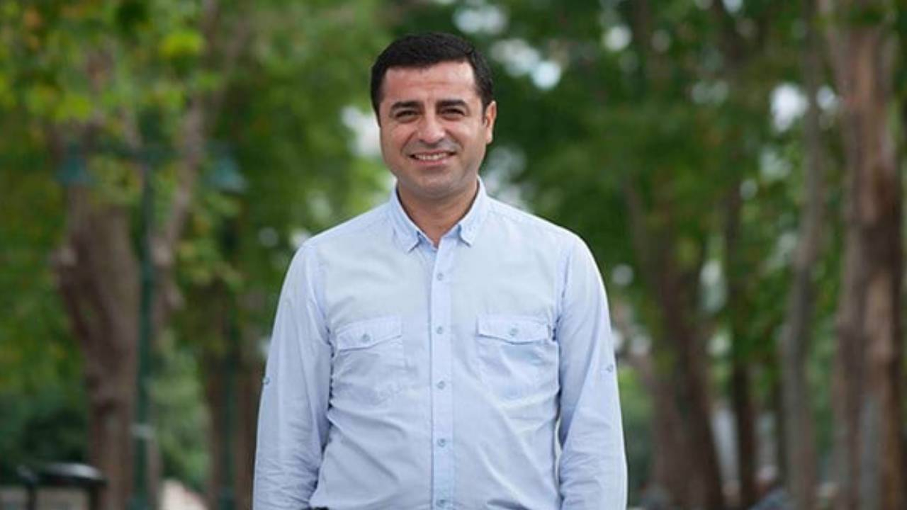 Devlet Bahçeli'nin "Vekiller İmralı'ya gitmeli" çıkışı sonrası Selahattin Demirtaş'tan yeni mesaj: Meclis İmralı’ya gitmeli, gerekirse siyasi risk alınmalı!