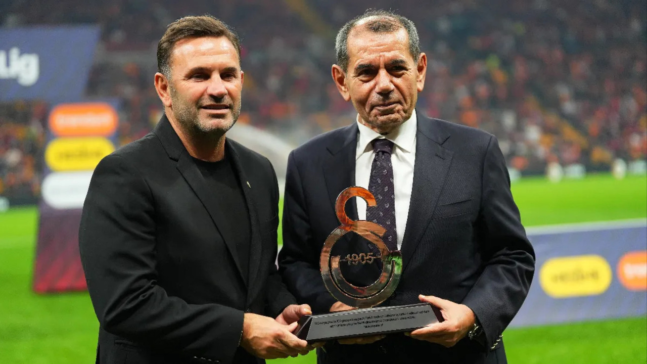 Galatasaray Başkanı Dursun Özbek'ten Okan Buruk'a 100. galibiyet plaketi