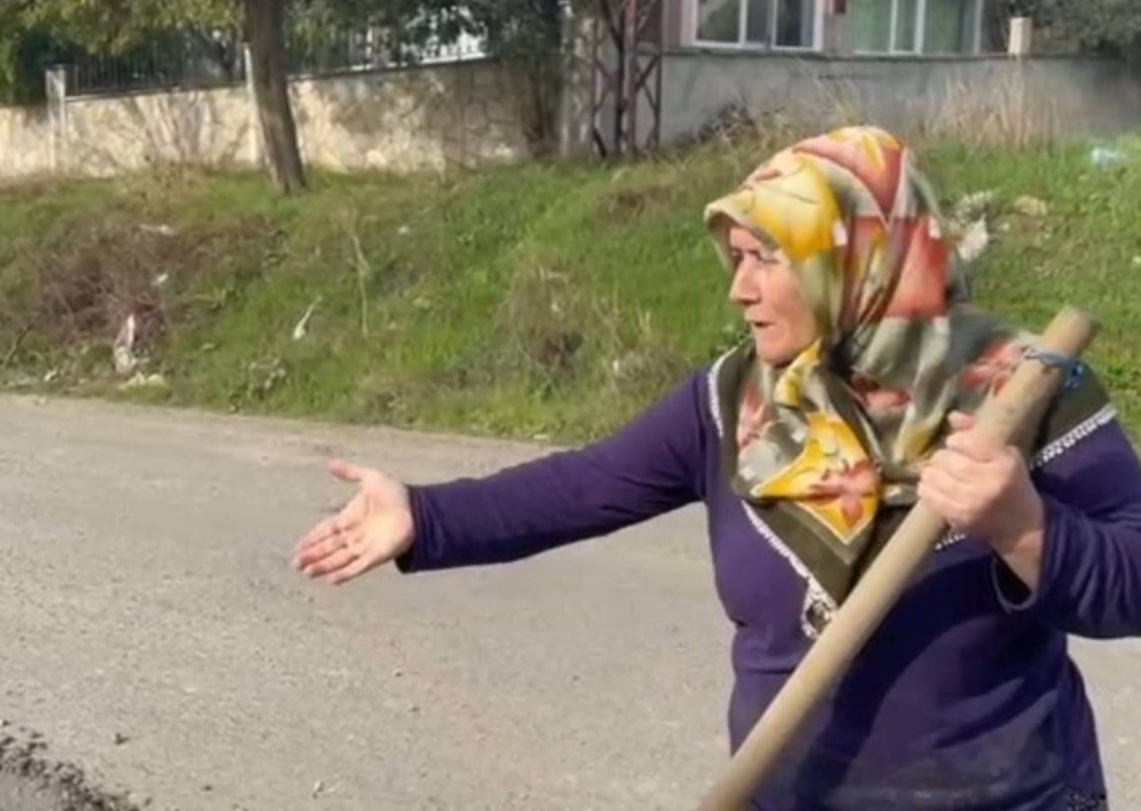 Yine CHP belediyeciliği! Yol köstebek yuvasına döndü betonu vatandaş döktü!