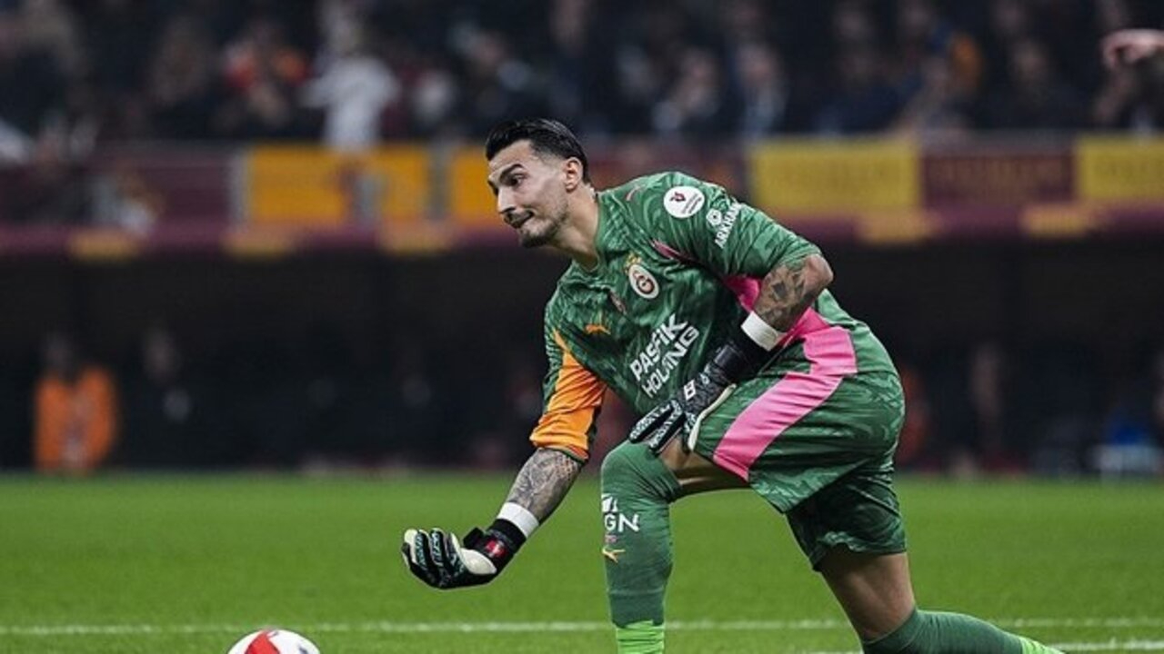 Uğurcan Çakır'dan küfür eden Trabzonspor taraftarlarına olay gönderme: Galatasaray taraftarı beni sevdi!