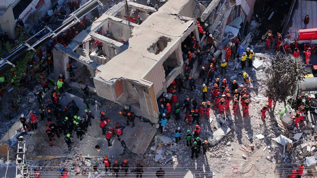 40’tan fazla uzman sahada! Gebze’de çöken bina sonrası seferberlik: 30 binaya georadar takıldı