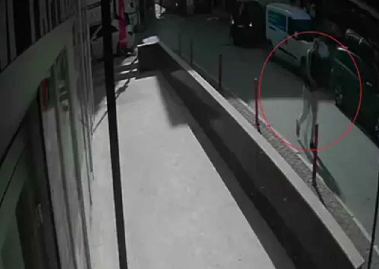 Antalya’da parkta dehşet! Yoldan geçenlere saldırmıştı... Polisten nefes kesen operasyon!