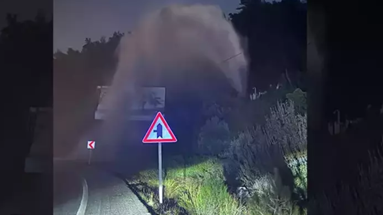 Bodrum’da isale hattı patladı! Tonlarca su metrelerce havaya fışkırdı, trafik kilitlendi!