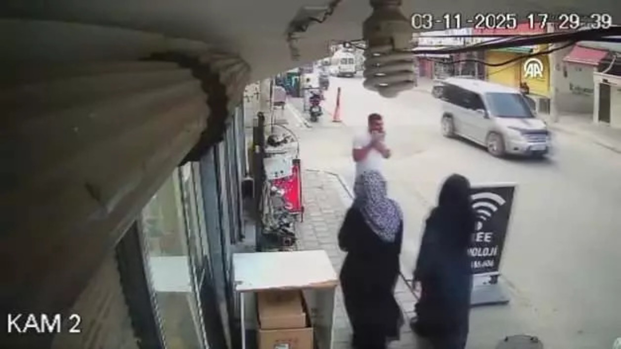 Adana'da otomobil markete girdi, ölümden kıl payı kurtuldu